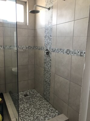Huoneisto, 2 makuuhuonetta, merinäköala | Kylpyhuoneen suihku