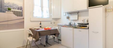 Studio | Yksityinen keittonurkkaus | Jääkaappi, mikroaaltouuni, liesi, kahvin-/teenkeitin