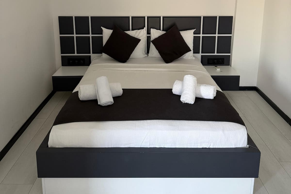 Deluxe Double Room | Free WiFi, bed sheets