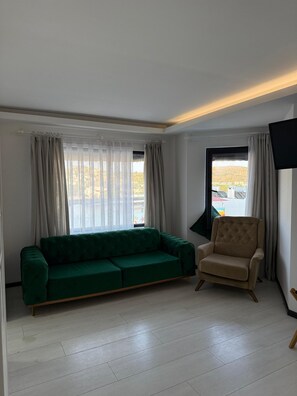 Deluxe Apartment | Free WiFi, bed sheets