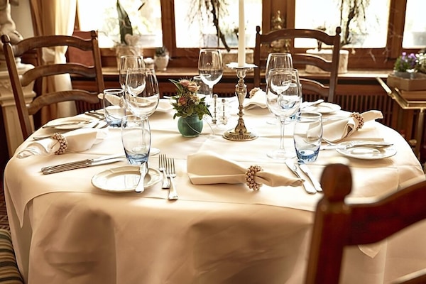 Mittagessen und Abendessen, lokale und internationale Küche