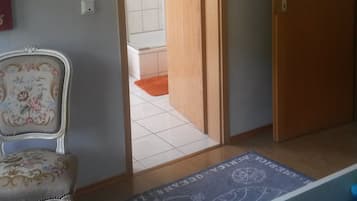 Comfort-Doppelzimmer, 1 King-Bett, mit Bad, Flussblick | 1 Schlafzimmer, Schreibtisch, Bügeleisen/Bügelbrett, kostenloses WLAN
