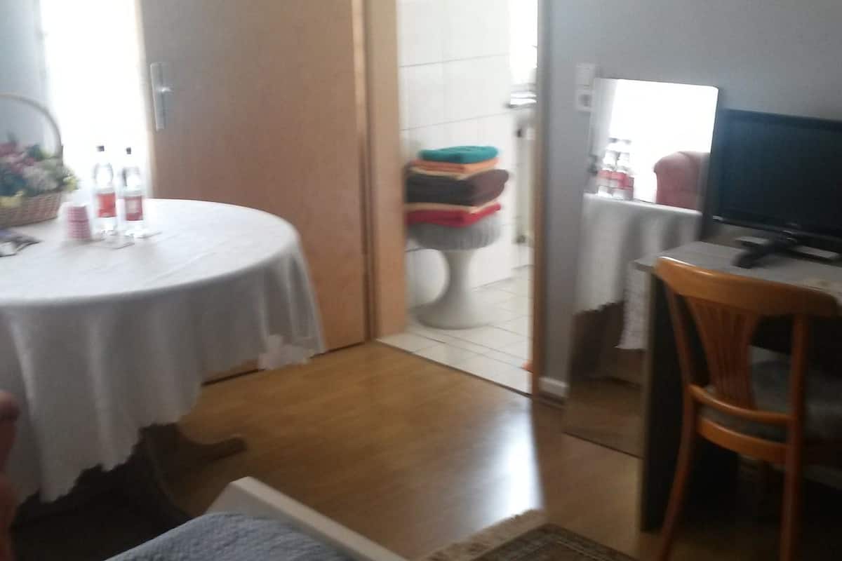 Chambre Double Standard, 1 très grand lit, salle de bains attenante, vue fleuve | 1 chambre, bureau, fer et planche à repasser, Wi-Fi gratuit
