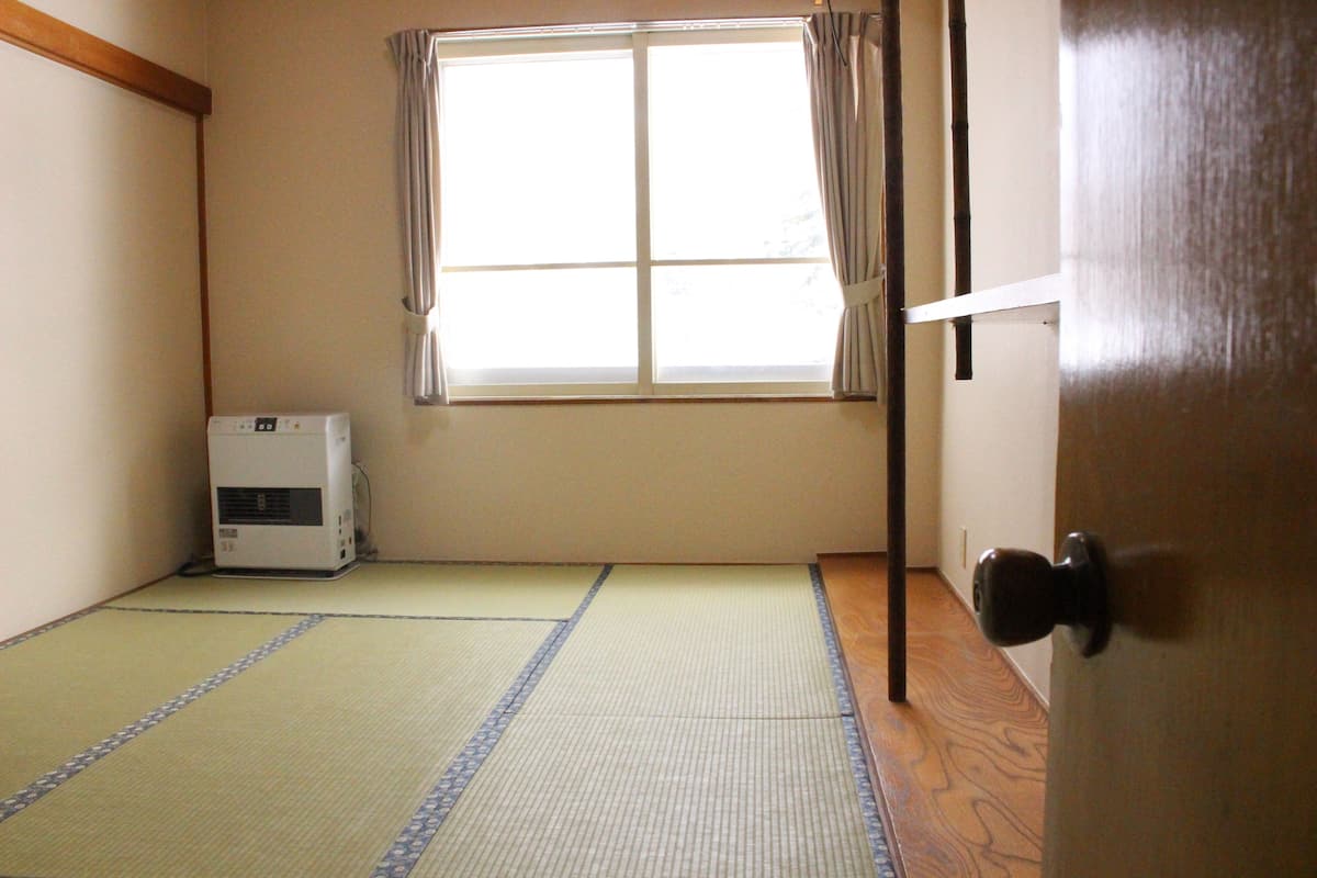Habitación con 2 camas individuales | Wifi gratis y ropa de cama