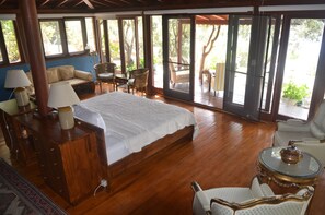 Suite exclusiva, hidromasaje | Minibar, decoración personalizada, escritorio y wifi gratis 