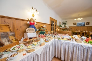 Colazione a buffet, servita tutte le mattine (20 EUR a persona)