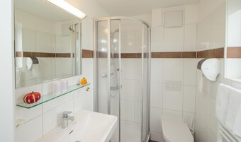 Ducha, artículos de tocador gratuitos, secador de pelo, toallas