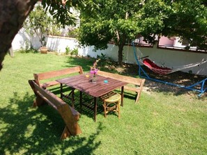 Traditional-Apartment, Kochnische, Gartenblick | Blick auf den Garten