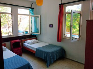 Traditional-Apartment, Kochnische, Gartenblick | 1 Schlafzimmer, Schreibtisch, Bügeleisen/Bügelbrett, kostenloses WLAN