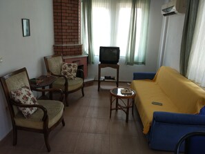 Premier-Apartment, Küche, Bergblick | Wohnzimmer | Fernseher