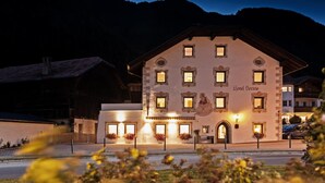 Un edificio tradizionale con un cartello che recita 'Hotel Sonne' e numerose finestre.