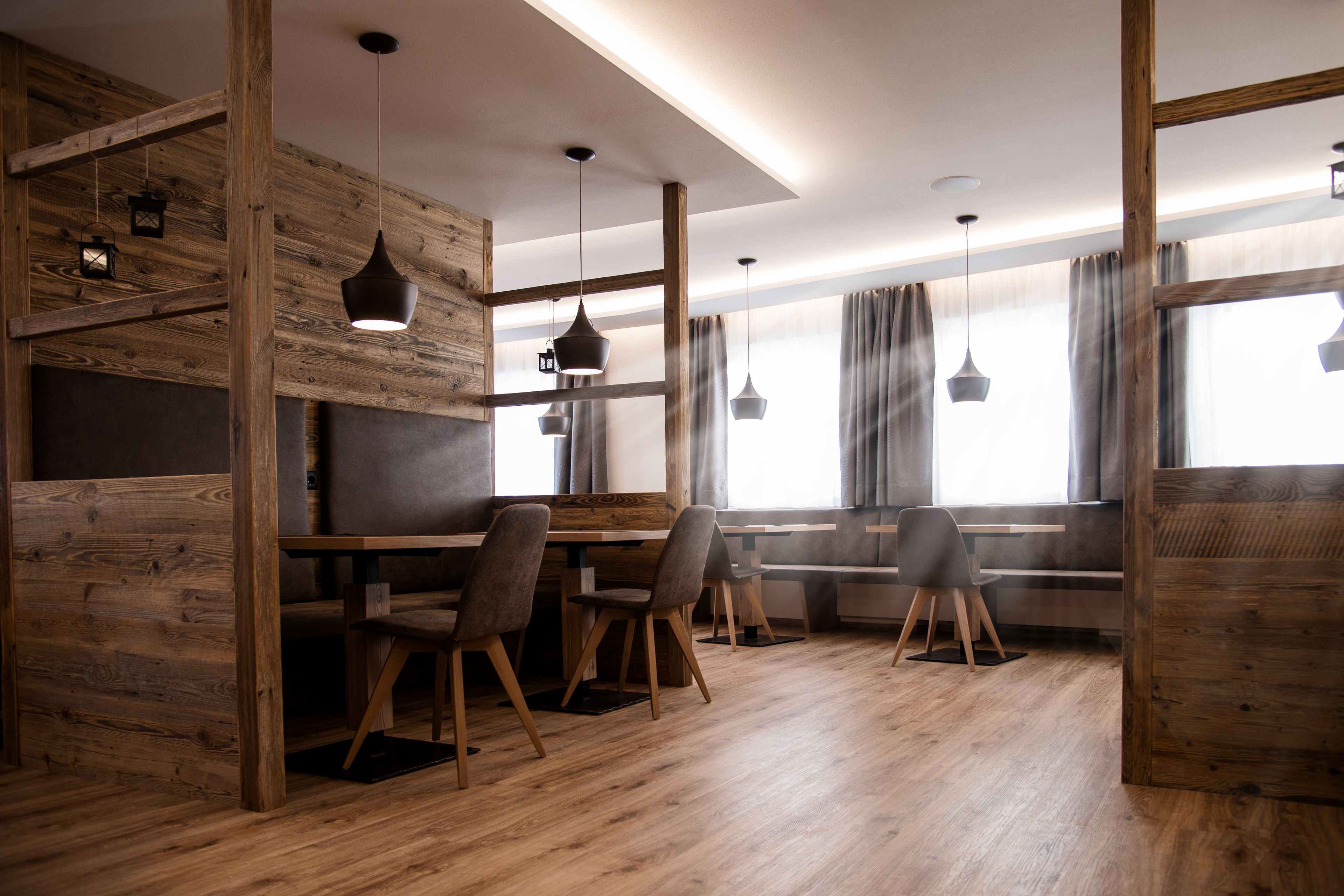 供应早餐和晚餐，地方菜，室外就餐