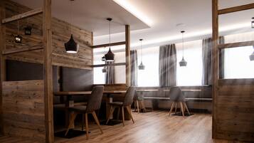 供应早餐和晚餐,地方菜,室外就餐