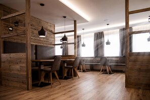 Frokost og middag serveres, lokale retter, uteservering 