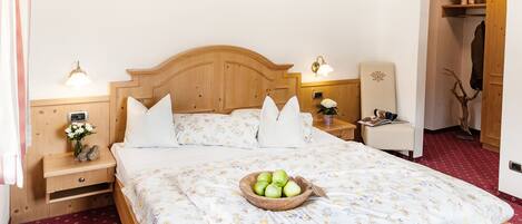 Escritorio, cortinas blackout, sistema de insonorización y wifi gratis