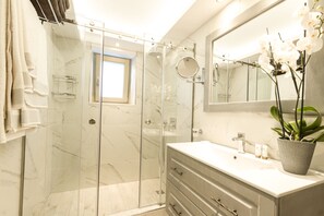Luxury House, 2 Bedrooms | Bathroom shower - Mathios Luxury Homes (Santorini)