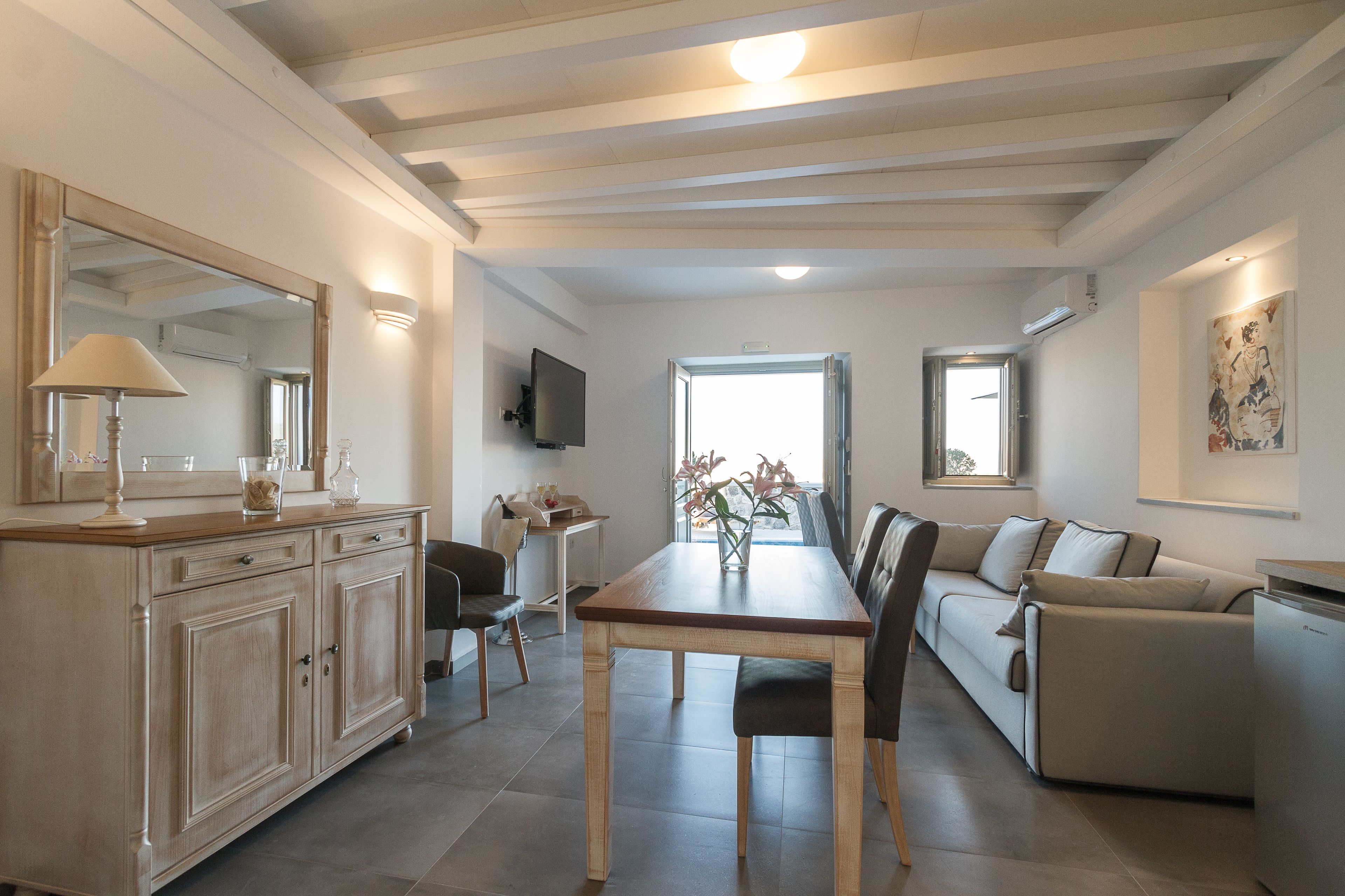 Superior-Villa, eigener Pool | Wohnbereich | 50-Zoll-Flachbildfernseher mit Satellitenempfang, LCD-Fernseher