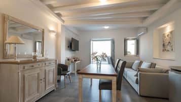 Superior-Villa, eigener Pool | Wohnbereich | 50-Zoll-Flachbildfernseher mit Satellitenempfang, LCD-Fernseher