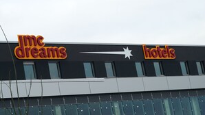 Un edificio con un letrero que dice "Jmc dreams hotels".