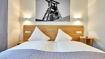 Escriptori, habitacions insonoritzades i planxa i posts de planxar