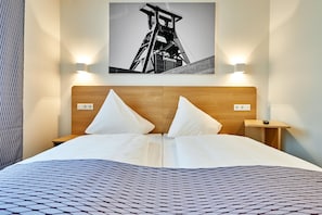 Una scrivania, insonorizzazione, ferro/asse da stiro