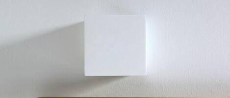 Un objeto cuadrado blanco colgado en una pared.