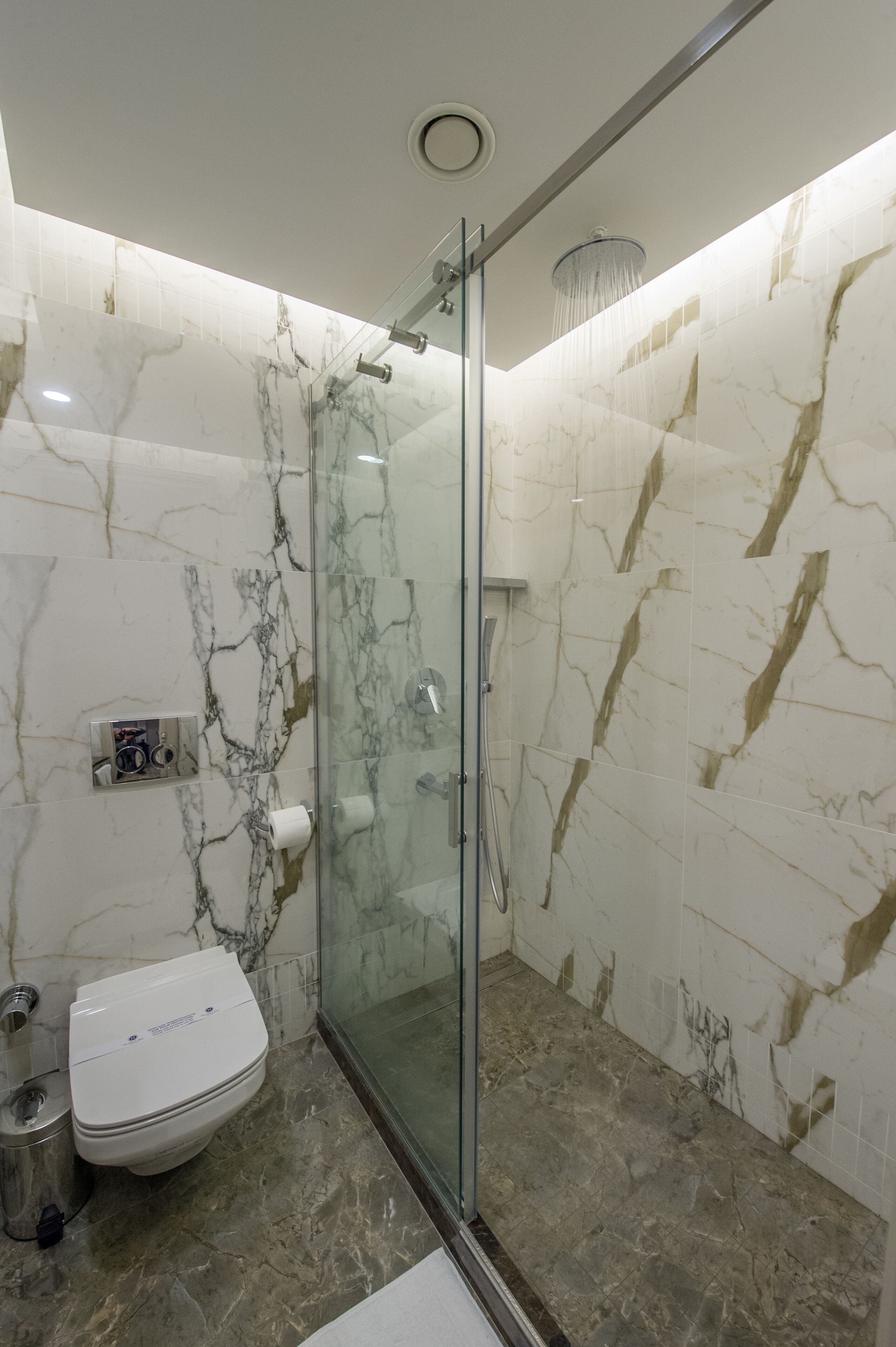 standard twin room | bathroom | shower, rainfall showerhead, free toiletries, hair dryer