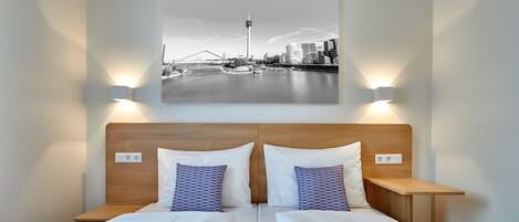 Bureau, chambres insonorisées, fer et planche à repasser