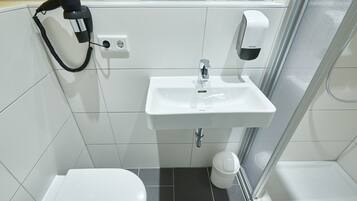 Ducha, artículos de higiene personal gratuitos y secador de pelo