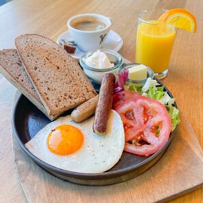 Daily local cuisine breakfast for a fee - McDreams Hotel Düsseldorf-City (Düsseldorf)