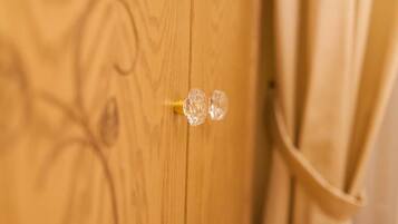 Une porte en bois avec un bouton de porte en laiton et une poignée en verre.