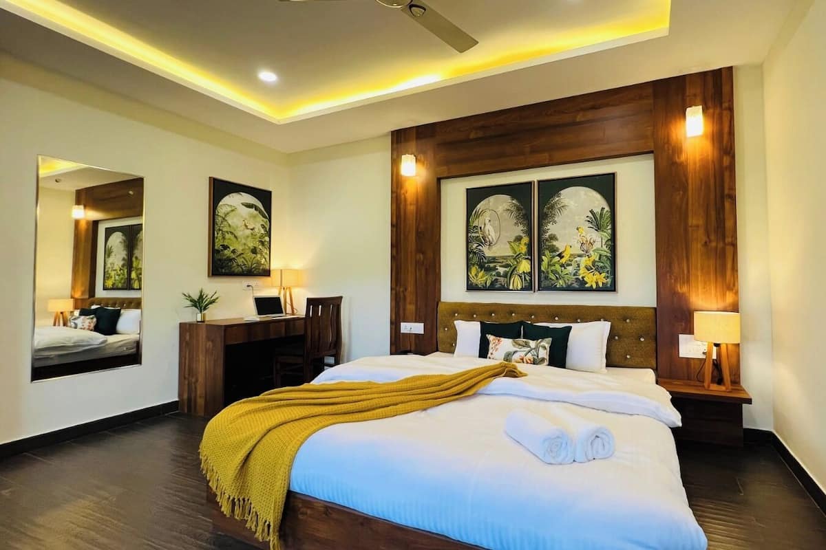 Family Room | Minibar, in-room safe, individually furnished, desk