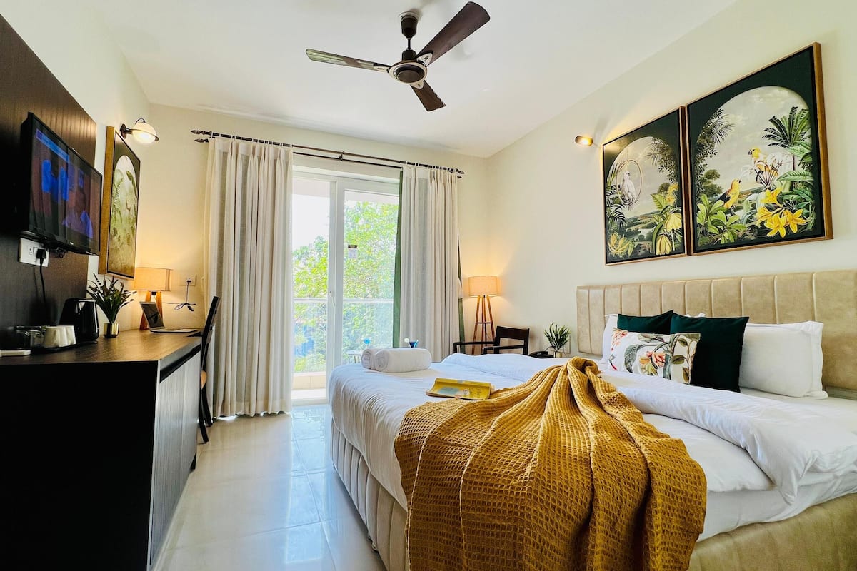 Standard Room | Balcony | 1 bedroom, minibar, in-room safe, individually furnished