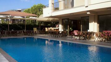 Outdoor pool, pool umbrellas, sun loungers