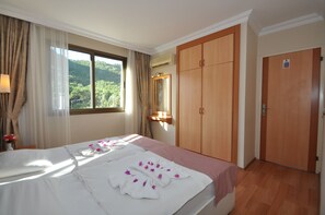 Apartamento família, 1 quarto | Escrivaninha, berços grátis, Wi-Fi de cortesia, roupa de cama