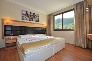 Desk, free cribs/infant beds, free WiFi, bed sheets - Ecem Aparthotel (Marmaris)