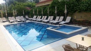 室外游泳池,池畔遮阳伞,日光浴躺椅