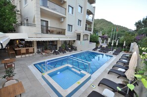 Outdoor pool, pool umbrellas, sun loungers - Ecem Aparthotel (Marmaris)