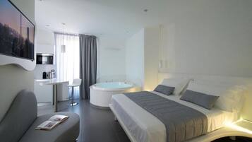 Studio, baignoire à jets | Draps italiens Frette, literie de qualité supérieure