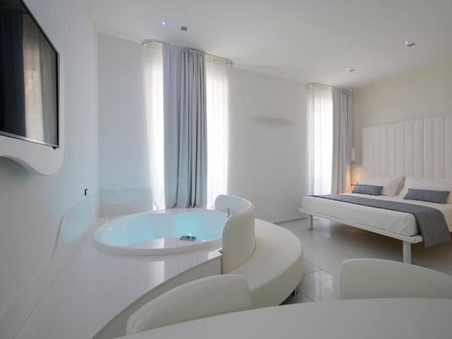 Luxury Studio, Jetted Tub | Frette Italian sheets, premium bedding, down comforters, in-room safe