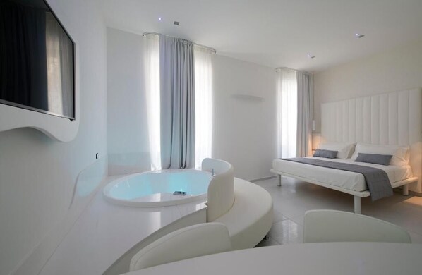 Luxury Studio, Jetted Tub | Frette Italian sheets, premium bedding, down comforters, in-room safe - Gatto Bianco Mia Aparthotel (Milan)