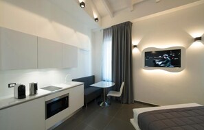Superior Studio | Private kitchen | Microwave, stovetop, coffee/tea maker, electric kettle - Gatto Bianco Mia Aparthotel (Milan)
