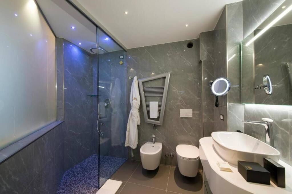 family studio | bathroom | free toiletries, hair dryer, bidet, towels