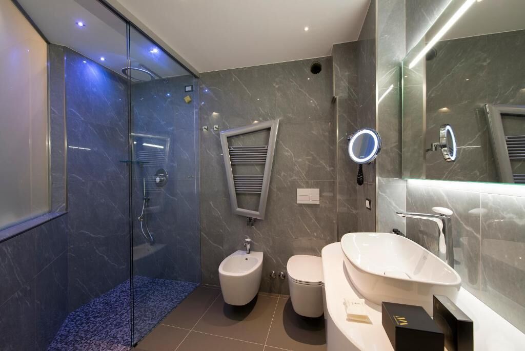 superior studio | bathroom | free toiletries, hair dryer, bidet, towels