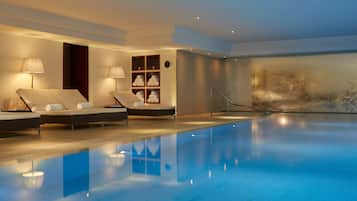 Piscina coperta, con ingresso dalle 08:00 alle 21:00, lettini