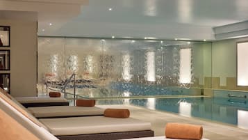 من حمّامات السباحة المغطاة، مقاعد للتشمس