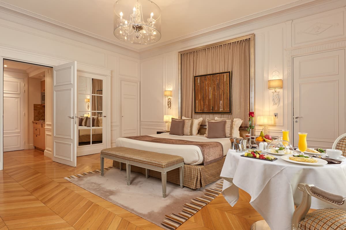 Premium bedding, in-room safe, individually decorated