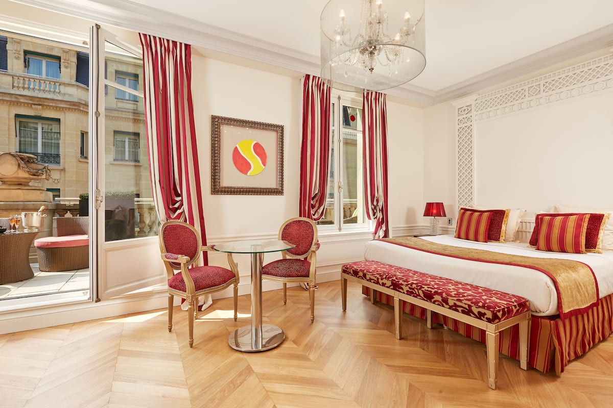 Panorama appartement, 2 slaapkamers, uitzicht op de stad | Luxe beddengoed, een kluis op de kamer, een bureau, geluiddichte muren