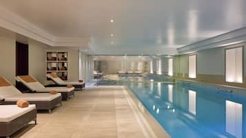 Piscina interna, funciona das 8h às 21h, espreguiçadeiras