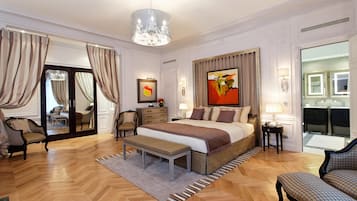 Premium bedding, in-room safe, individually decorated